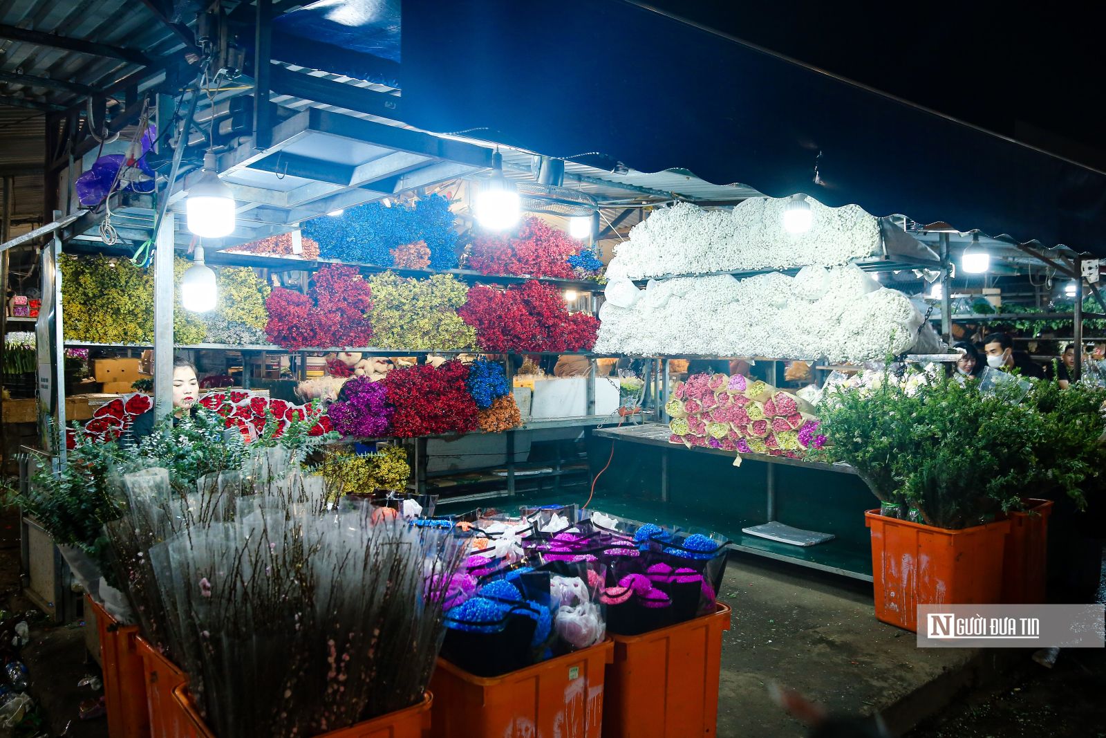 Khung cảnh tấp nập tại chợ hoa Quảng An ngày cận Tết