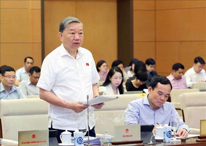 Chủ tịch Quốc hội Vương Đình Huệ chủ trì Phiên họp chuyên đề pháp luật