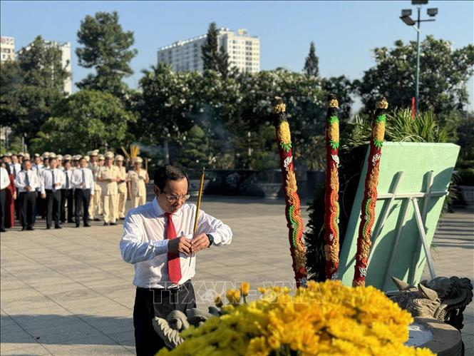 Dâng hương, hoa thành kính tưởng niệm các vị lãnh tụ, anh hùng, liệt sỹ