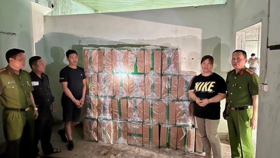 Khởi tố 3 đối tượng buôn bán hơn 44.000 bao thuốc lá nhập lậu