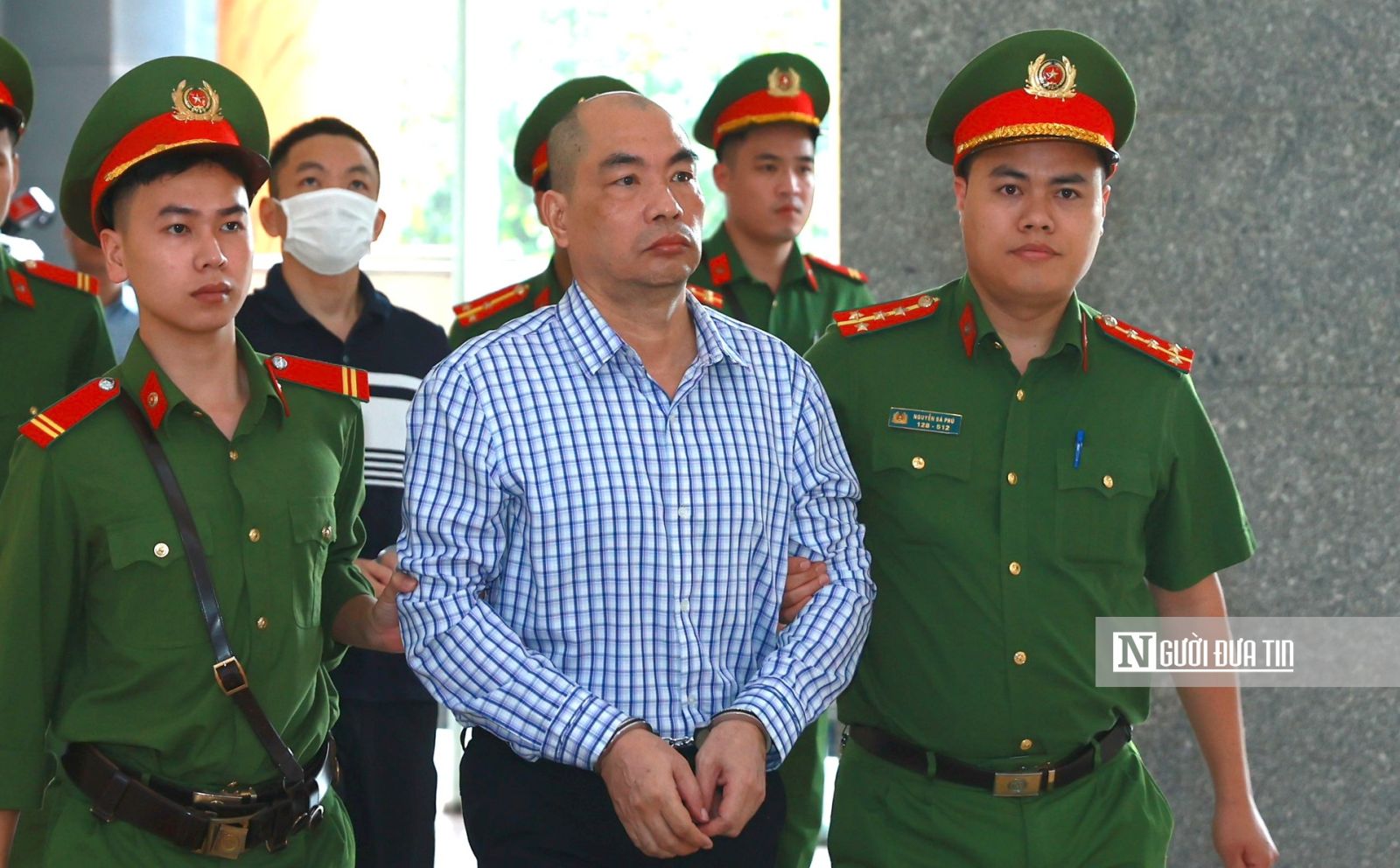 Xử phúc thẩm vụ Việt Á: Phan Quốc Việt cười tươi khi được dẫn tới toà