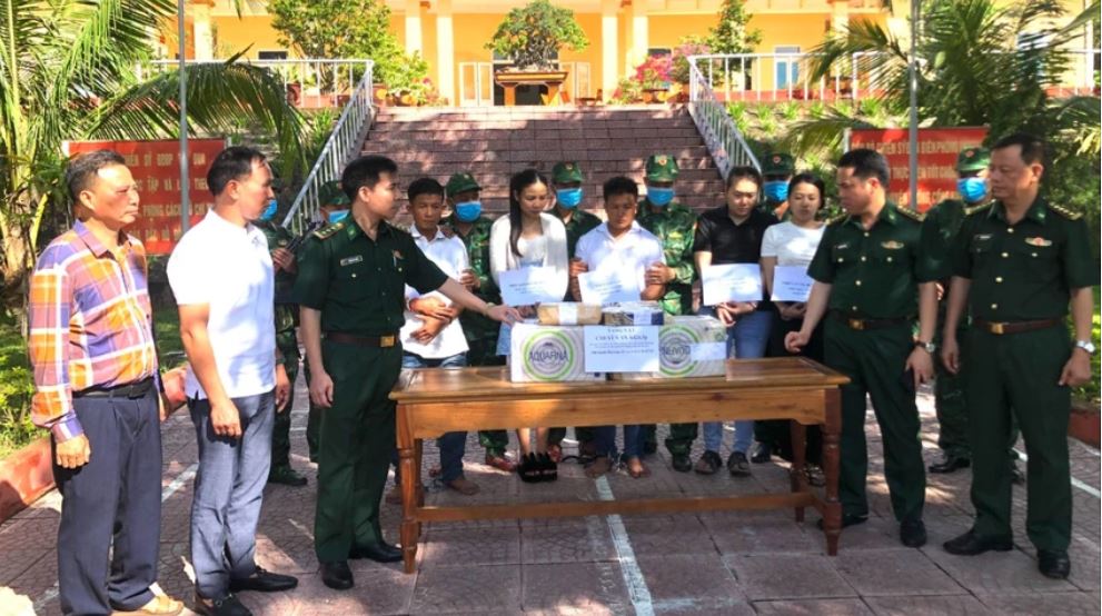 Bắt 5 đối tượng vận chuyển 100 bánh heroin từ Lào vào Việt Nam
