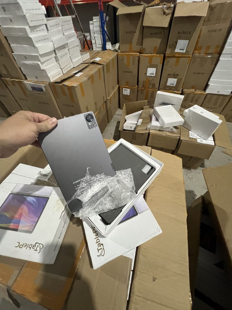 Hà Nội: Phát hiện kho chứa 2.000 máy tính bảng, iPhone không rõ nguồn gốc