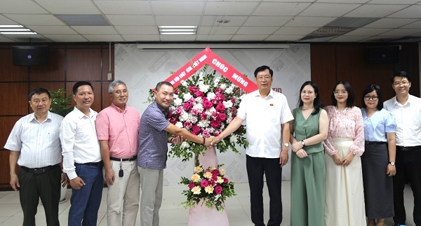 Lãnh đạo Hội Luật gia Việt Nam thăm và chúc mừng Tạp chí ĐS&PL nhân ngày Báo chí Cách mạng Việt Nam