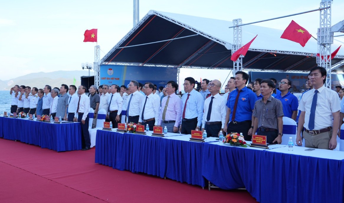 Tuần lễ trưng bày ảnh Luật gia Việt Nam với biển, đảo quê hương