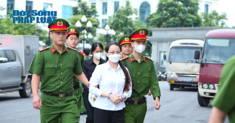 Hình ảnh cựu Chủ tịch FLC Trịnh Văn Quyết được áp giải đến tòa