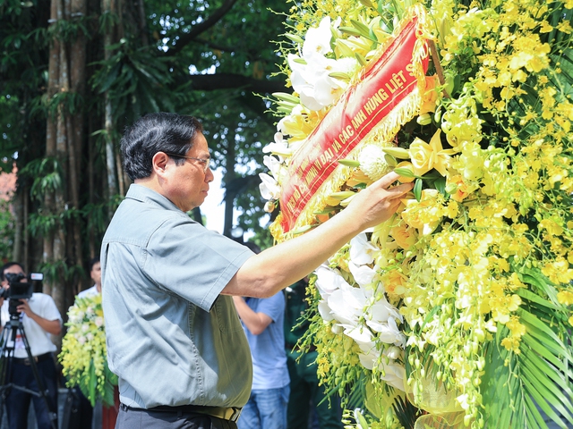 Thủ tướng tưởng niệm các Anh hùng liệt sĩ, thăm thương binh tại Thái Nguyên