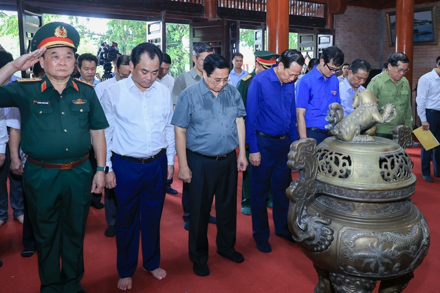 Thủ tướng tưởng niệm các Anh hùng liệt sĩ, thăm thương binh tại Thái Nguyên