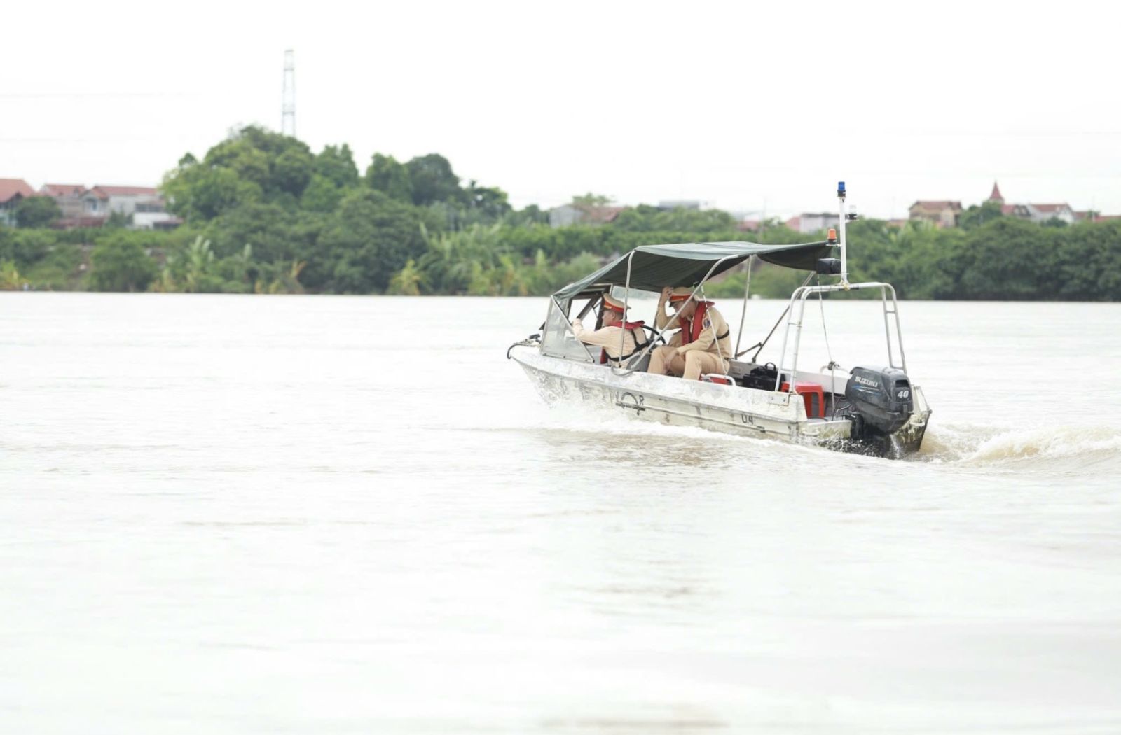 CSGT Hà Nội triển khai phương án bảo đảm trật tự, an toàn giao thông ứng phó cơn bão số 3