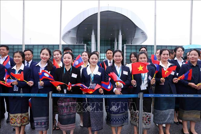 Tổng Bí thư, Chủ tịch nước Lào đến Hà Nội, bắt đầu thăm cấp Nhà nước tới Việt Nam