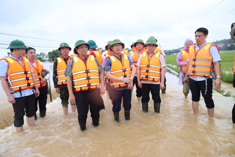 Thủ tướng chỉ đạo triển khai phương tiện, kể cả trực thăng hỗ trợ người dân