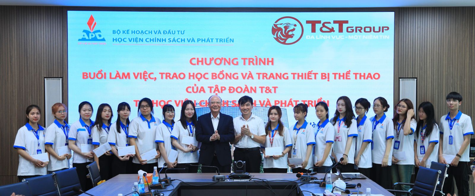 T&T Group tiếp tục trao học bổng tiếp sức sinh viên Học viện Chính sách và Phát triển