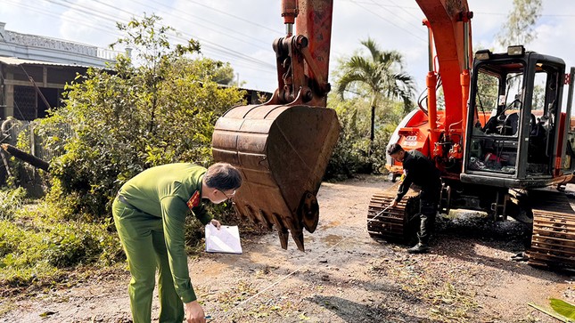 Khởi tố 6 đối tượng dùng hung khí chống người thi hành công vụ