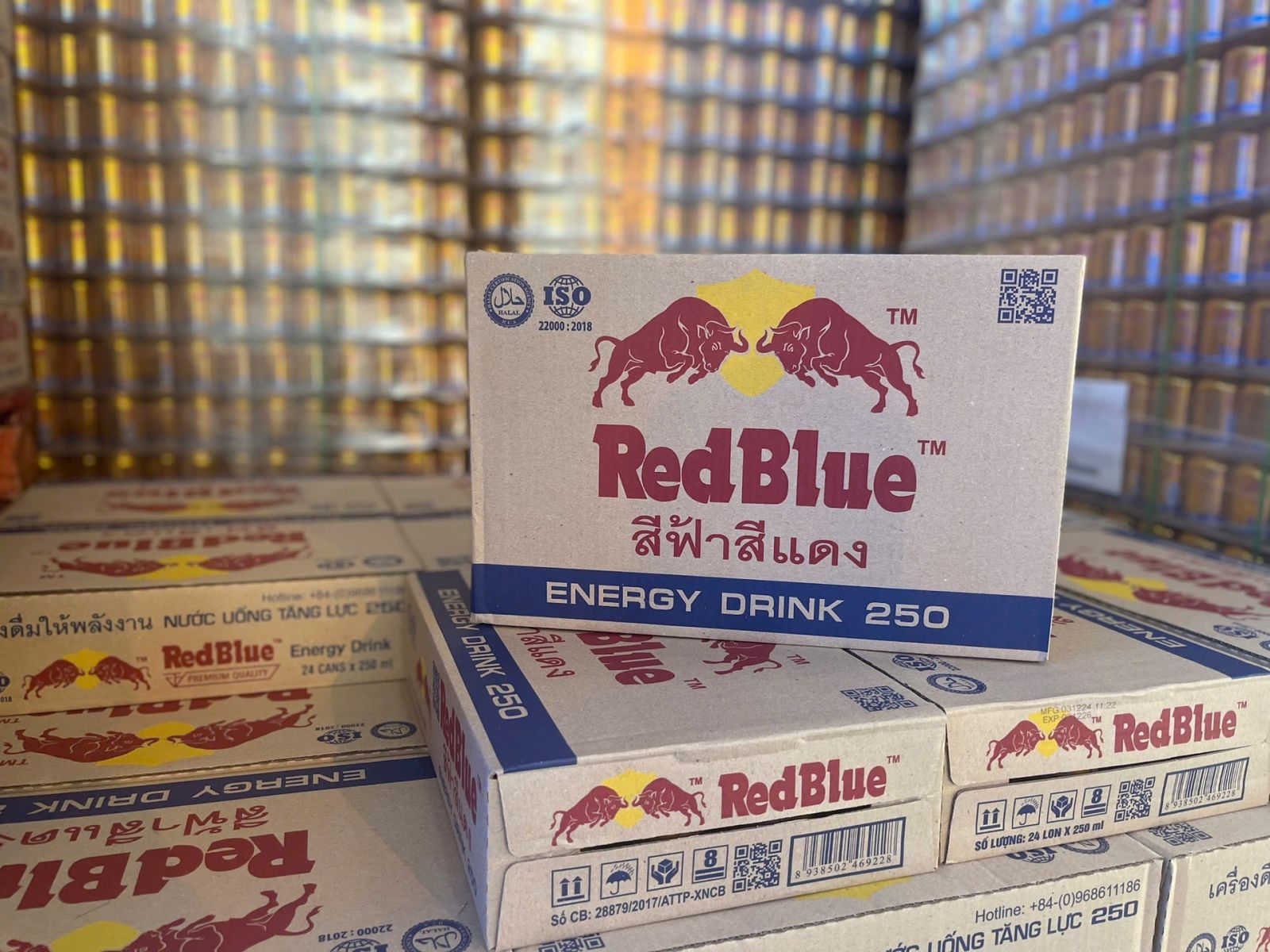 Tạm giữ 50.000 lon “bò húc” có dấu hiệu giả nhãn hiệu Redbull