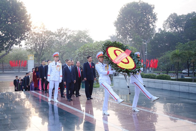 Lãnh đạo Hội Luật gia Việt Nam cùng đại biểu vào Lăng viếng Chủ tịch Hồ Chí Minh