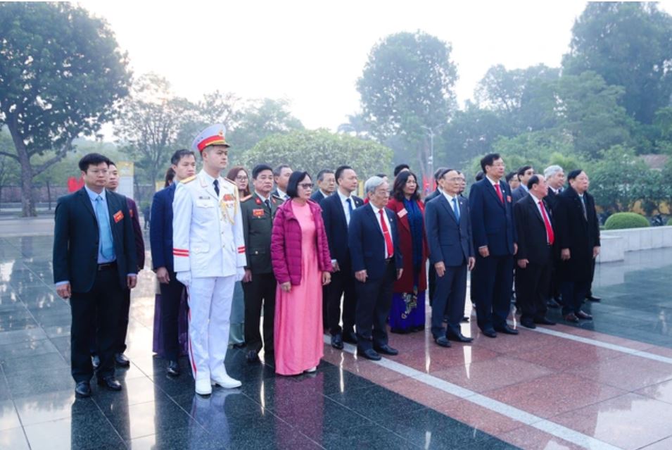 Lãnh đạo Hội Luật gia Việt Nam cùng đại biểu vào Lăng viếng Chủ tịch Hồ Chí Minh