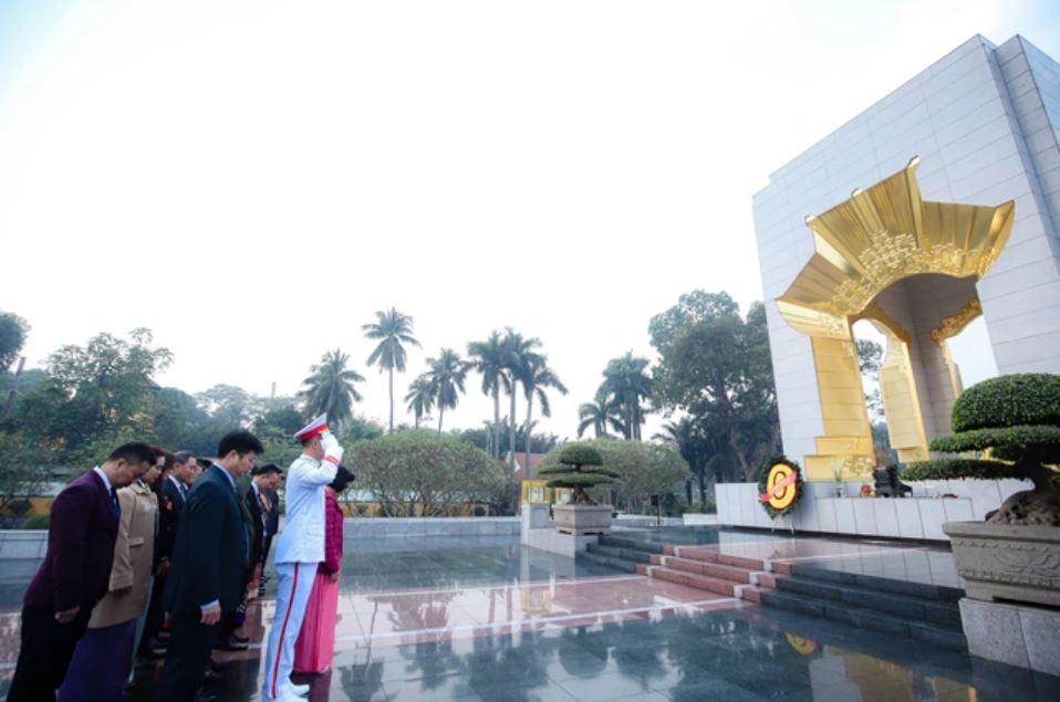 Lãnh đạo Hội Luật gia Việt Nam cùng đại biểu vào Lăng viếng Chủ tịch Hồ Chí Minh