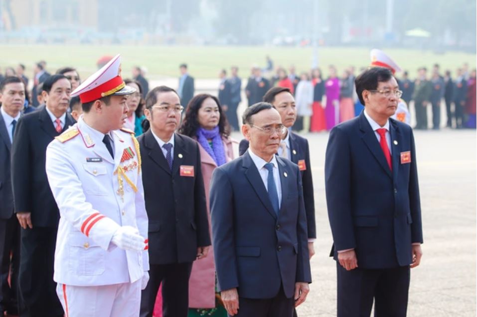 Lãnh đạo Hội Luật gia Việt Nam cùng đại biểu vào Lăng viếng Chủ tịch Hồ Chí Minh