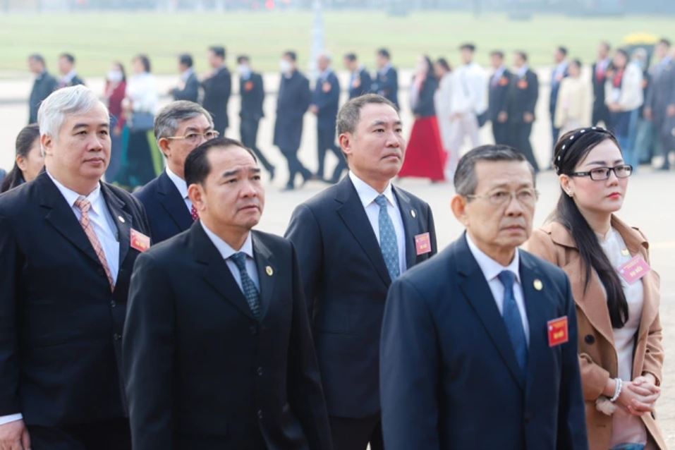 Lãnh đạo Hội Luật gia Việt Nam cùng đại biểu vào Lăng viếng Chủ tịch Hồ Chí Minh