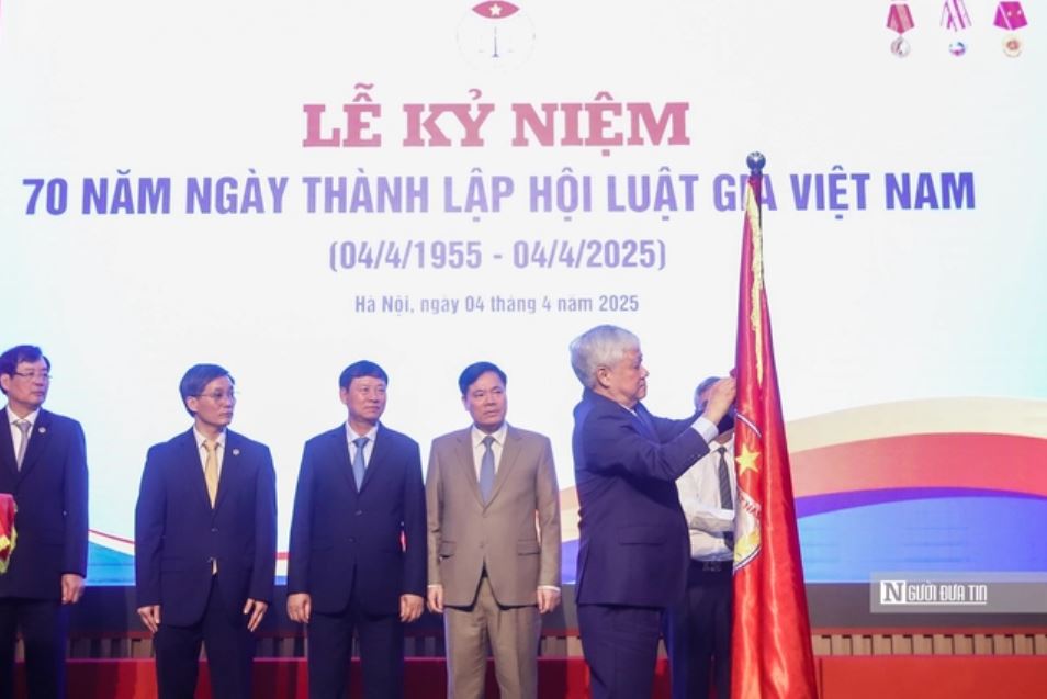 Hội Luật gia Việt Nam đón nhận Huân chương Lao động hạng Nhất