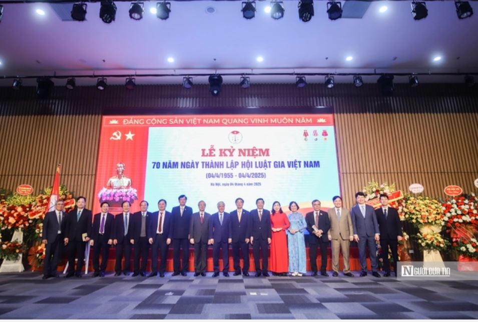 Hội Luật gia Việt Nam đón nhận Huân chương Lao động hạng Nhất