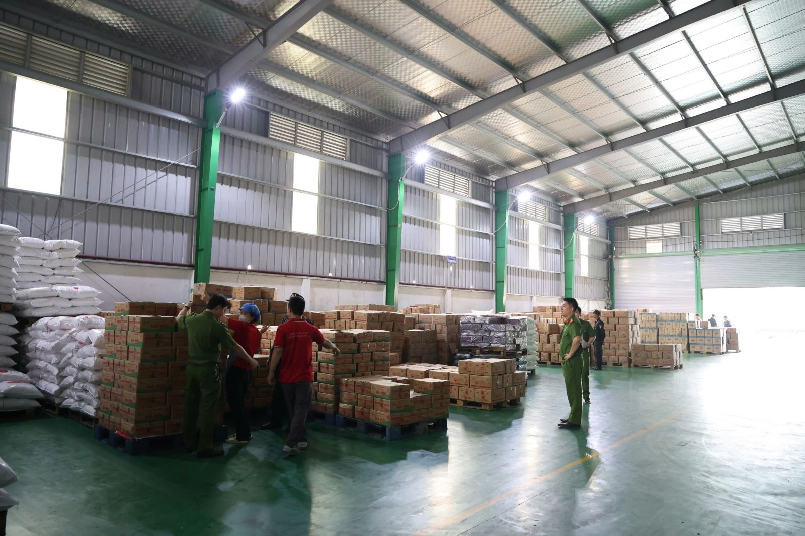 Tạm giữ hàng trăm tấn bột nêm, dầu ăn, mỳ chính giả của Công ty Famimoto Việt Nam