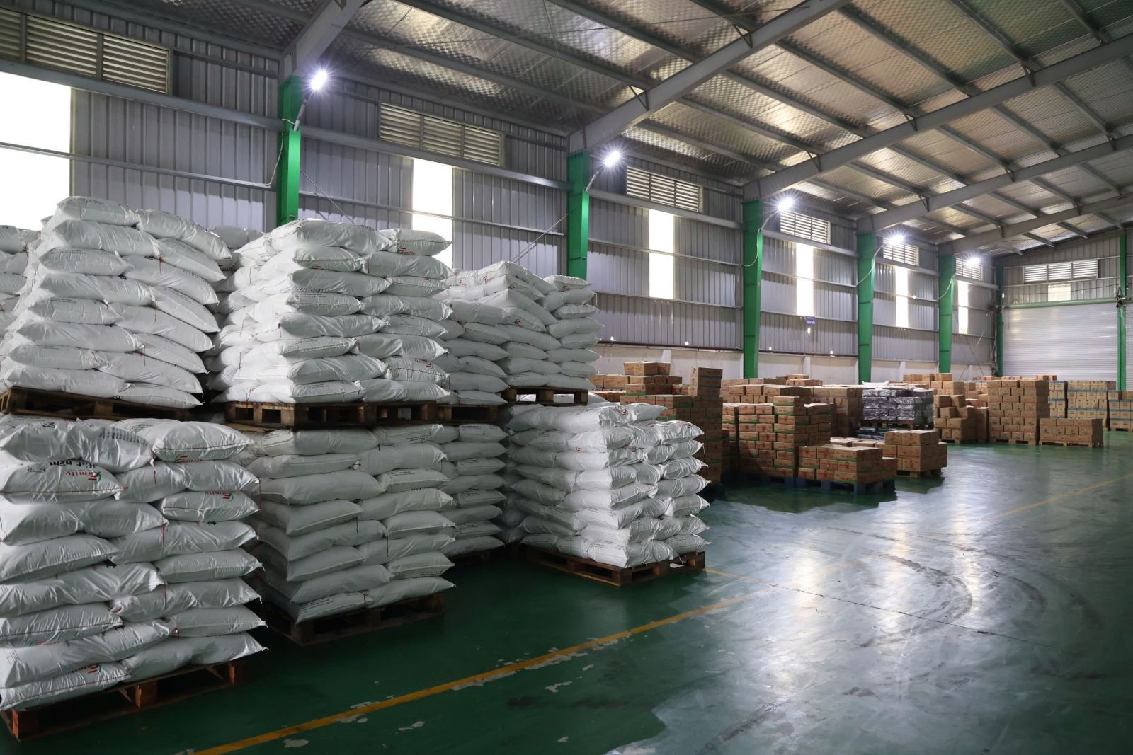 Tạm giữ hàng trăm tấn bột nêm, dầu ăn, mỳ chính giả của Công ty Famimoto Việt Nam