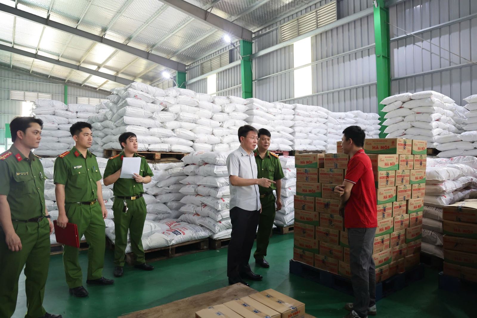 Tạm giữ hàng trăm tấn bột nêm, dầu ăn, mỳ chính giả của Công ty Famimoto Việt Nam