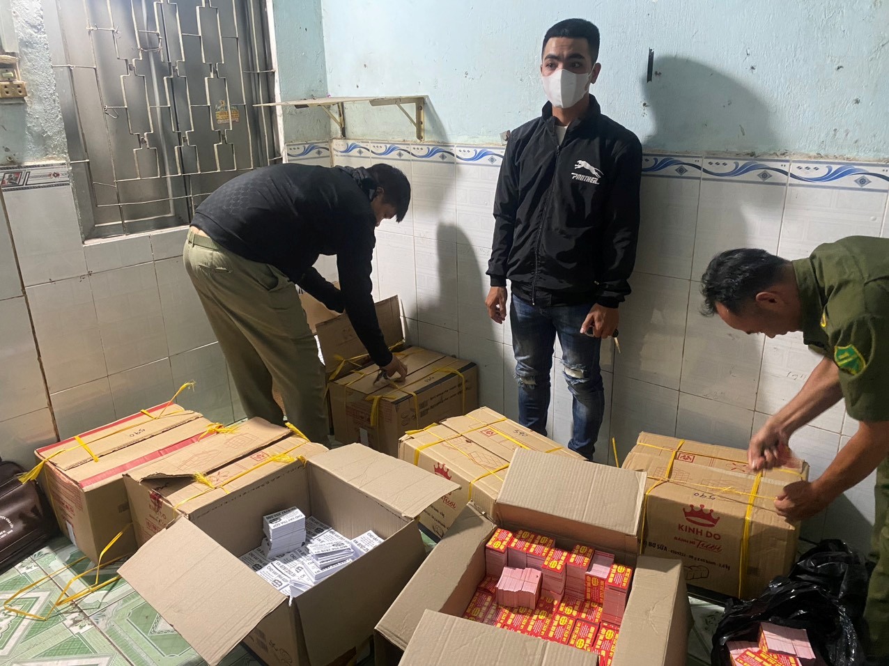 Đồng Nai: Phát hiện hơn 2 tạ tờ rơi quảng cáo cho vay tiền trả góp