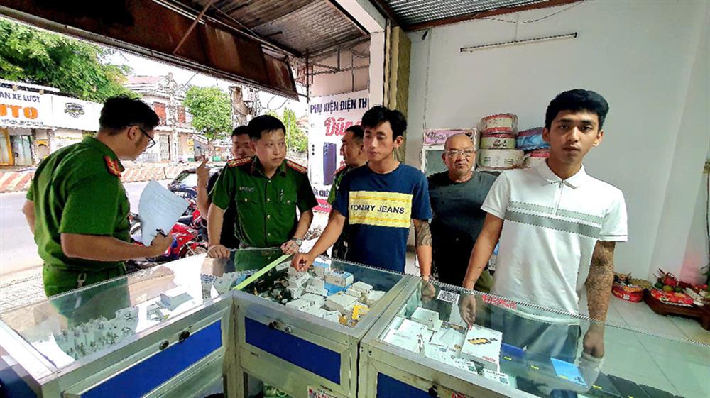 Bắt 2 đối tượng cướp điện thoại của người dân tại nhà thờ
