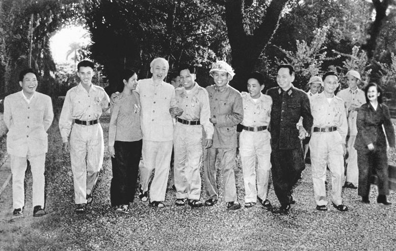 Bác vẫn cùng chúng cháu hành quân