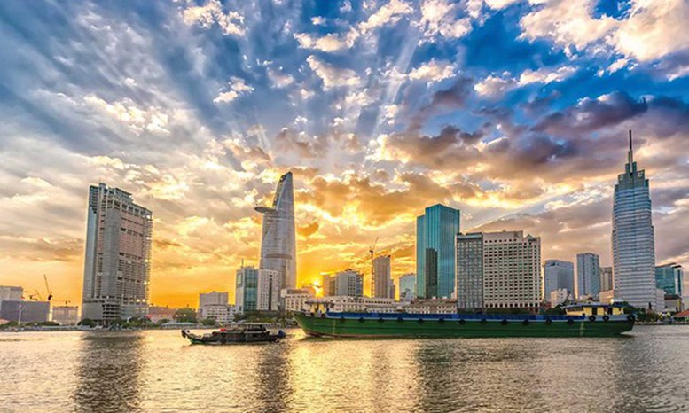 Bác vẫn cùng chúng cháu hành quân