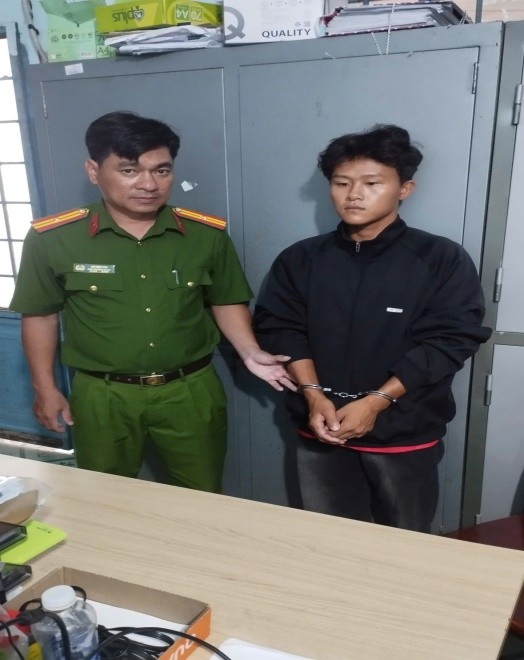 Bắt đối tượng dùng kéo đâm người tình của mẹ rồi trốn đi ghe biển