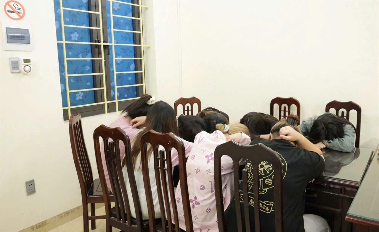 Khởi tố 2 đối tượng cưỡng đoạt tài sản của nhân viên quán karaoke