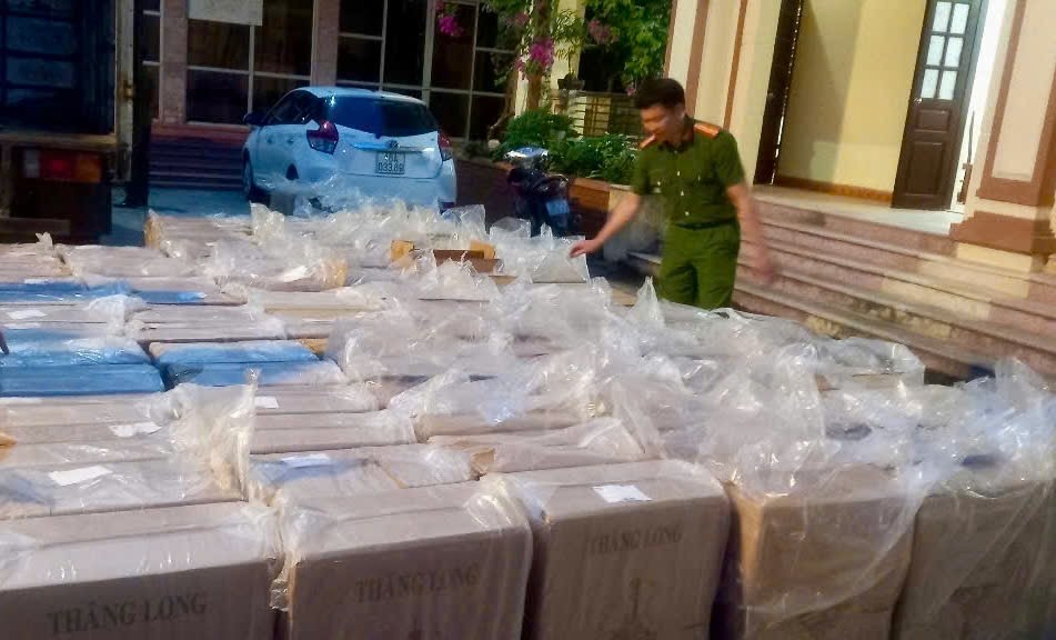 Triệt phá đường dây buôn bán thuốc lá giả qua mạng xã hội