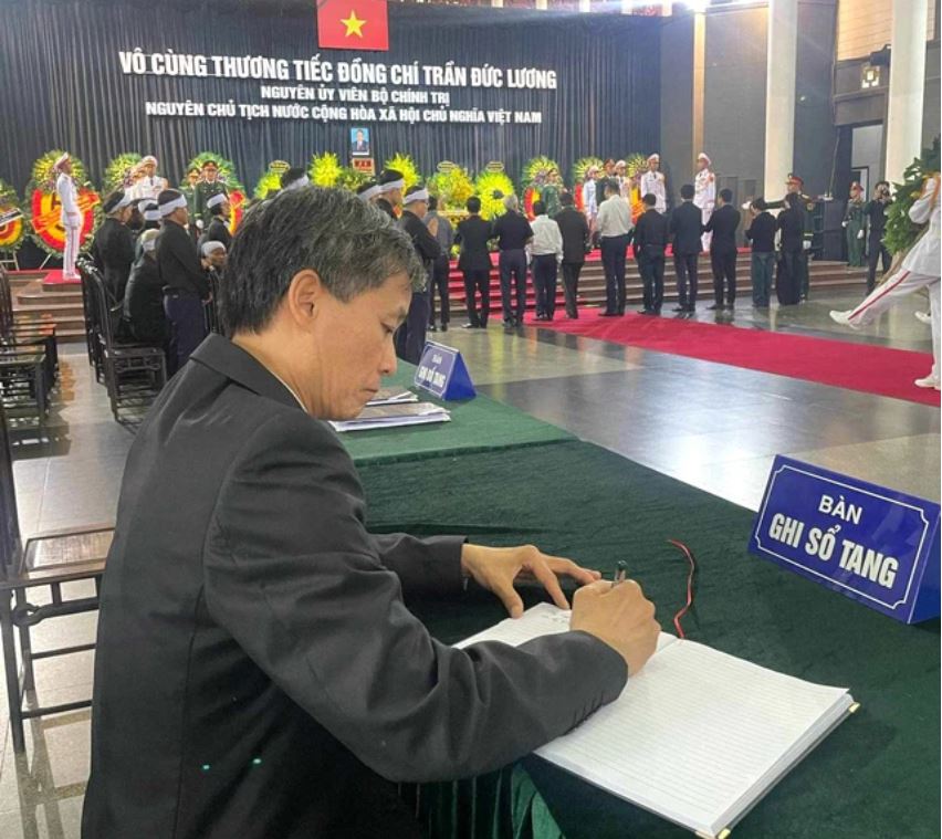 Đoàn đại biểu Hội Luật gia Việt Nam viếng nguyên Chủ tịch nước Trần Đức Lương