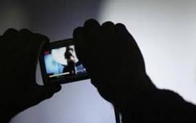 Cô gái trẻ bị đe doạ tống tiền khi lên mạng livestream khoe thân