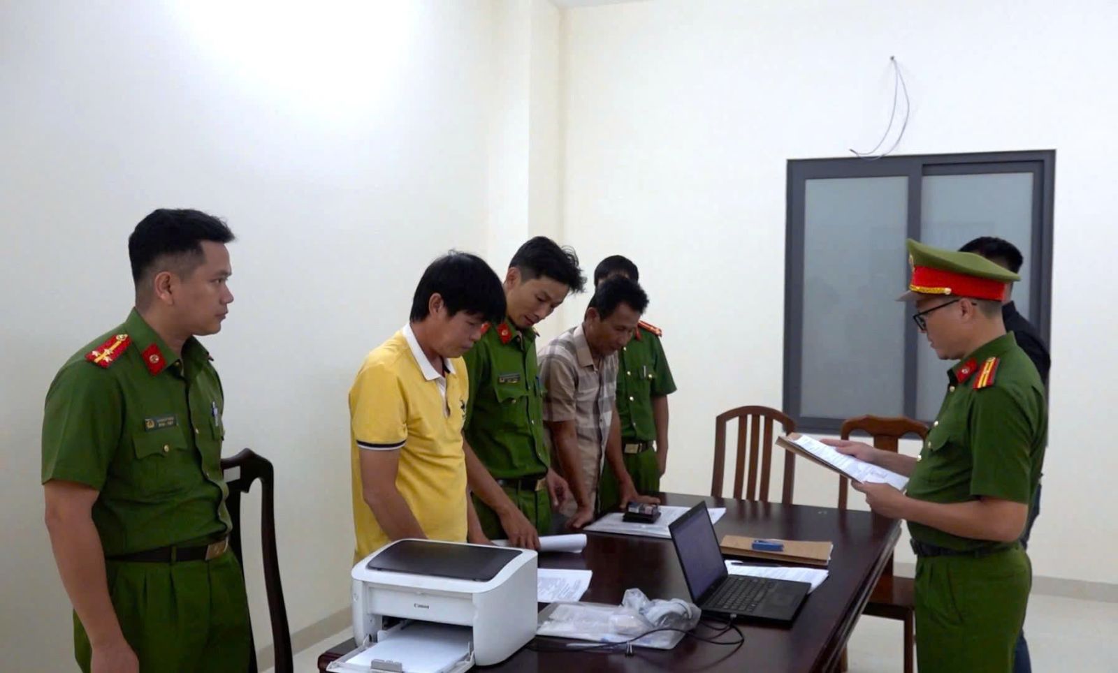 Bắt tạm giam 2 cựu huấn luyện viên bóng đá 'ăn chặn' tiền của cầu thủ