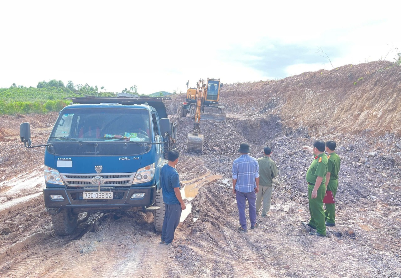 Bắt quả tang 3 đối tượng khai thác, vận chuyển đất trái phép