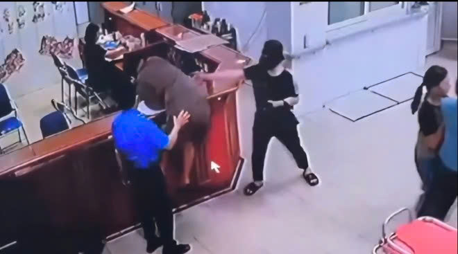 Tạm giữ đối tượng hành hung nữ điều dưỡng tại bệnh viện ở Nghệ An
