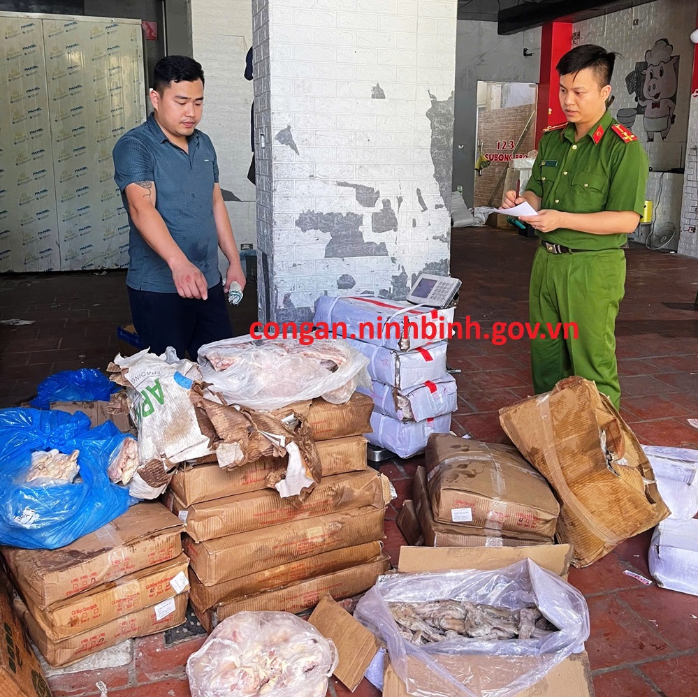 Phát hiện vụ vận chuyển gần 2,5 tấn thực phẩm không rõ nguồn gốc, xuất xứ