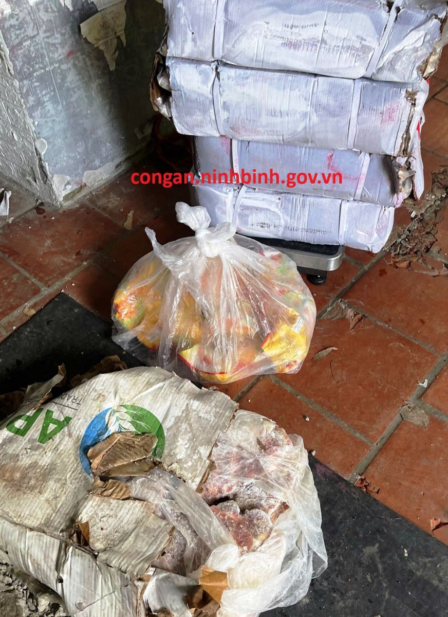 Phát hiện vụ vận chuyển gần 2,5 tấn thực phẩm không rõ nguồn gốc, xuất xứ