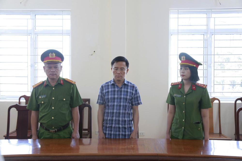 Khởi tố Chủ tịch xã vì để hư hỏng hàng trăm tấn xi măng