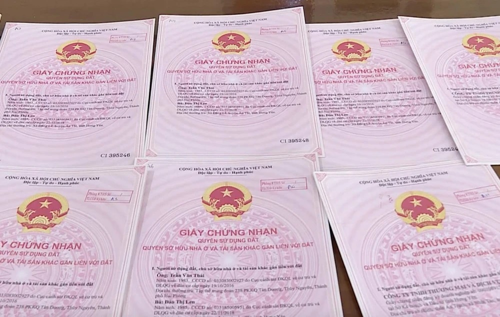Tạm giữ đối tượng dùng sổ đỏ giả bán đất rồi chiếm đoạt 8 tỷ đồng