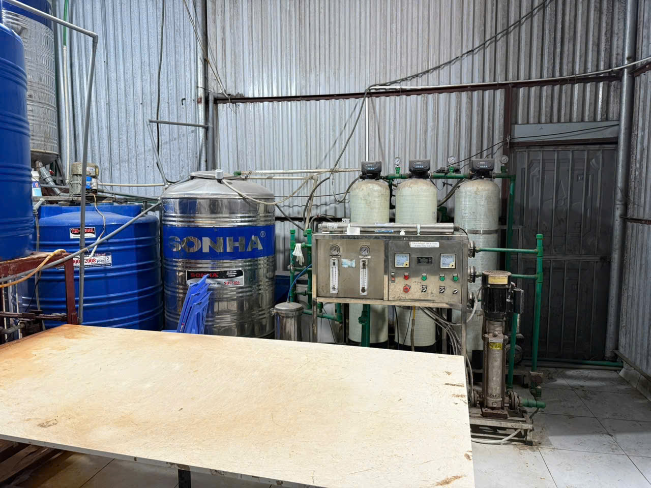 Bắt Phó Chủ tịch thị trấn ở Hà Nội sản xuất cồn y tế giả