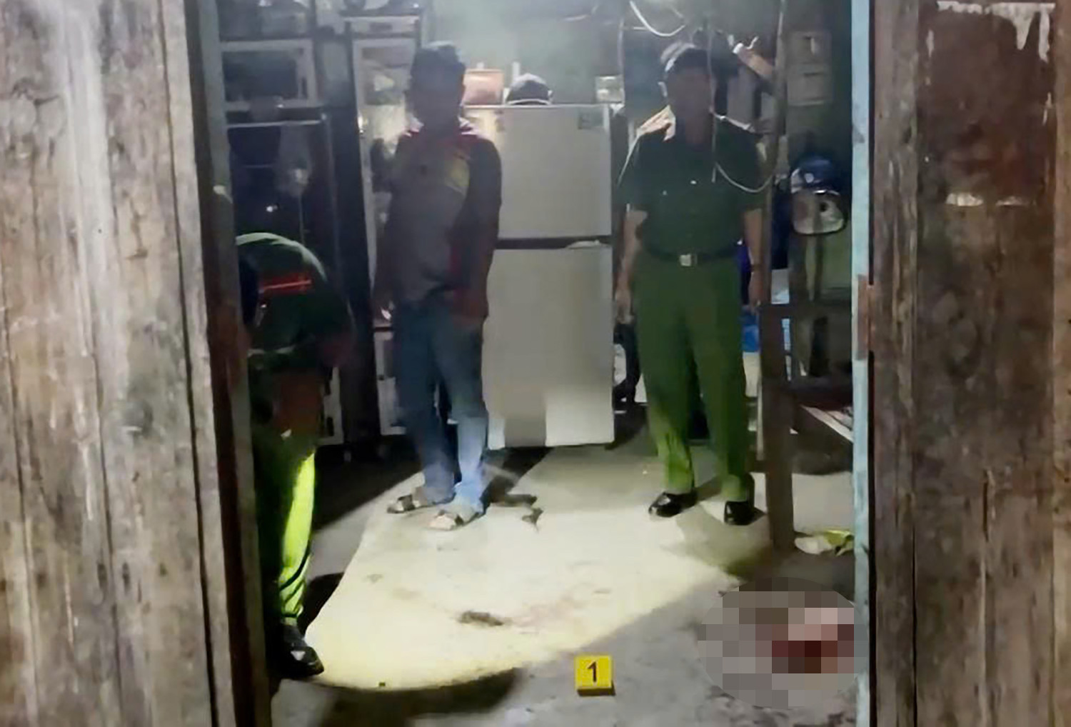 Va chạm với chó nhà hàng xóm, nam thanh niên chém 2 người thương vong
