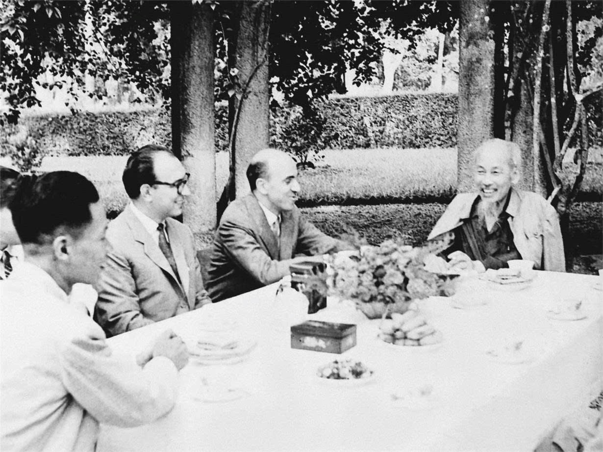 Nhà báo lỗi lạc Hồ Chí Minh