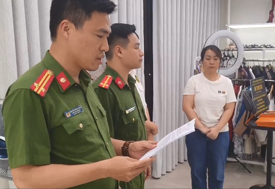 Tạm giữ người phụ nữ bán hàng online doanh thu hơn 800 tỷ đồng nhưng trốn thuế