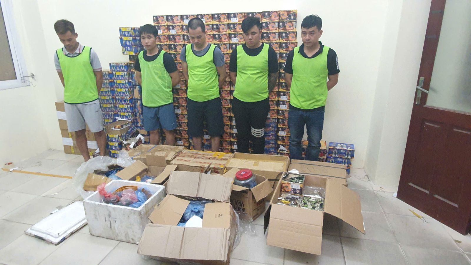 Bắt nhóm đối tượng sản xuất, buôn bán pháo nổ liên tỉnh