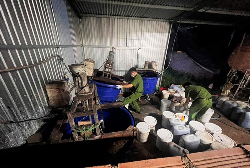 Triệt phá cơ sở nghi sản xuất phân bón giả quy mô lớn ở Lâm Đồng